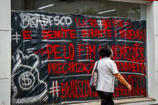 Protesto realizado em agência do Bradesco no Centro de Campo Grande devido aos cortes (Foto: Henrique Kawaminami)