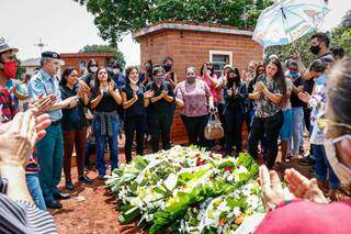 Com salva de tiros e bandeira do Flamengo, major morto em acidente é sepultado Com salva de tiros e bandeira do Flamengo, major morto em acidente é sepultado