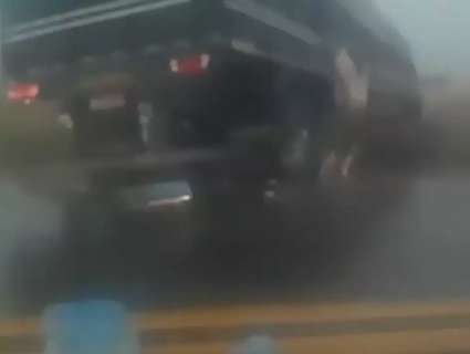 Carro esmagado por carreta fica no topo dos vídeos mais vistos