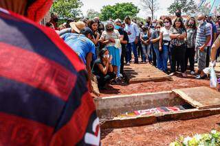 Com salva de tiros e bandeira do Flamengo, major morto em acidente &eacute; sepultado