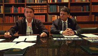Bolsonaro participa de live ao lado do ministro Tarcisio de Freitas (Foto:Reprodução/Facebook)