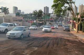 Equipes aterram cratera que quase engoliu carro na José Antônio Equipes aterram cratera que quase engoliu carro na José Antônio