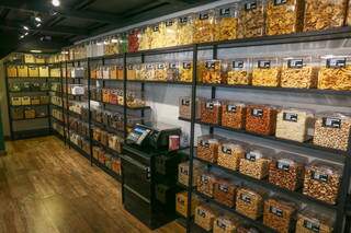 Na loja é possível encontrar uma boa seleção de produtos a granel. (Foto: Paulo Francis)