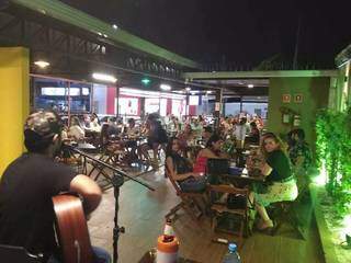 Petiscaria e choperia também tem música ao vivo para público fiel (Foto: Reprodução/Facebook)