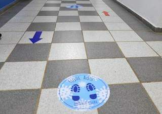 Marcações no piso sobre distanciamento no Colégio Harmonia. (Foto: Paulo Francis)