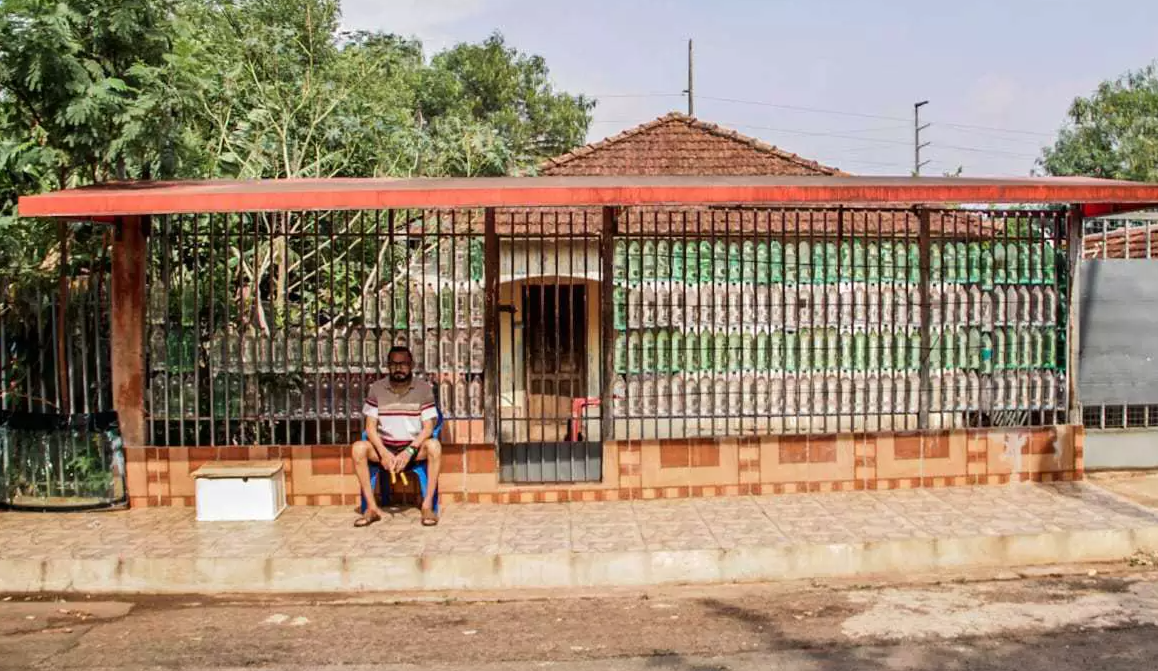 Antônio fez casa da década de 90 “brilhar” com portão de garrafas pet -  Arquitetura - Campo Grande News
