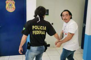 Policial federal acompanha &#34;Pingo&#34;, que foi transferido para cadeia em Foz do Iguaçu, no Paraná. (Foto: Divulgação/PF)  