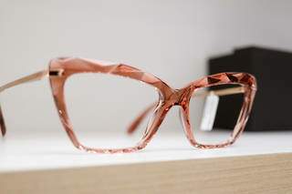 Imagina ter um óculos de grau novo com essa armação estilosa? (Foto: Henrique Kawaminami)