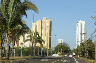 Amanhecer visto da Avenida Afonso Pena com céu aberto e sem nuvens (Foto: Kisie Aionã) 