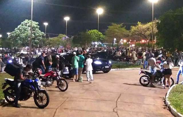 Noite sem toque de recolher tem &quot;Radadadan&quot; e aglomera&ccedil;&atilde;o na Afonso Pena