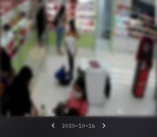 Mulheres agindo para levar cosméticos em outro loja da Boticário, em shopping. (Foto: Direto das Ruas)