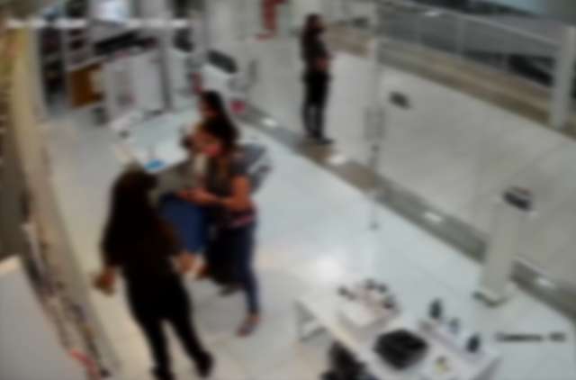 Com beb&ecirc; no colo, mulheres furtam perfume de loja