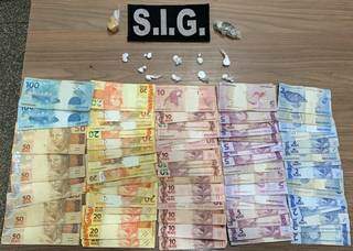 Dinheiro e porções de drogas apreendidas no endereço onde o trio foi preso. (Foto: Polícia Civil) 