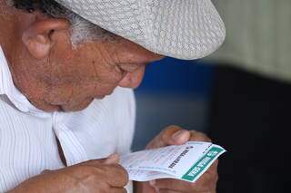 Senhor consultando os números de aposta na Mega da Virada, realizada em dezembro. (Foto: Marcos Maluf) 