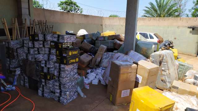 Quadrilha &eacute; flagrada com 200 fardos de &quot;muamba&quot; em entreposto de contrabando 