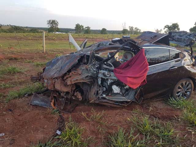 Dois morrem ap&oacute;s carro bater em capivara e capotar v&aacute;rias vezes