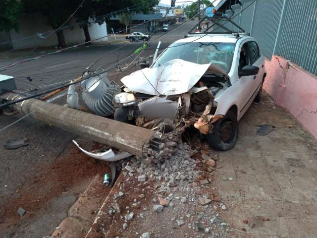 &quot;Parecia uma bomba&quot;, diz morador sobre carro que derrubou poste