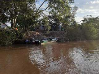 Homem &eacute; multado e tem barco apreendido enquanto pescava com petrechos proibidos 