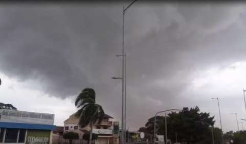 Ventania assusta, mas traz chuva fraca s&oacute; para alguns bairros