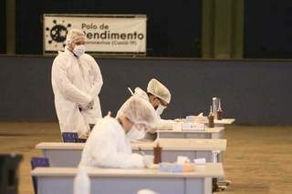 Agentes de saúde em polo de atendimento a pacientes durante a pandemia. (Foto: Marcos Maluf)