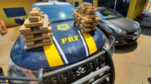 Traficante &eacute; preso enquanto transportava maconha sob a lataria de ve&iacute;culo 