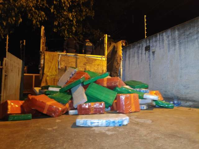 Carreta &eacute; apreendida com 4,6 toneladas de maconha em meio a carga de soja 