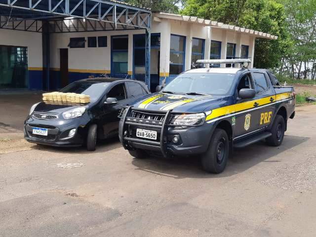 Durante fiscaliza&ccedil;&atilde;o, PRF encontra tabletes de coca&iacute;na escondidos em carro