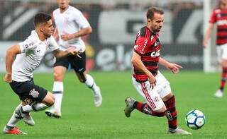 Volante Gabriel marcando o meia rubro-negro Everton Ribeiro (Foto: Gilvan de Souza/Flamengo/Arquivo)