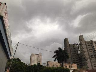 Nuvens carregadas passando no Centro da Capital, mas chuva por ora ficou só em outras regiões (Foto: Direto das Ruas)