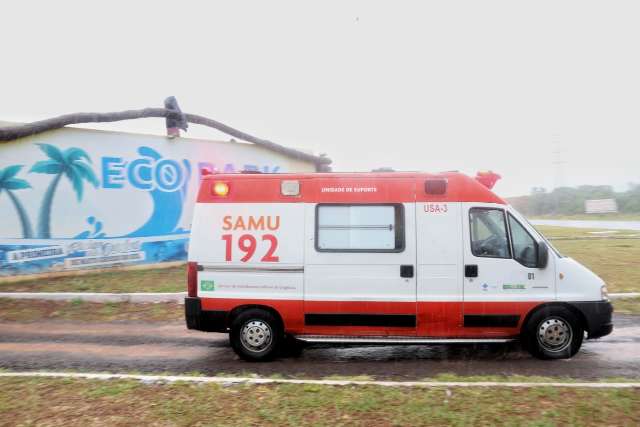 Menino que se afogou em piscina de parque est&aacute; sedado em estado grave 