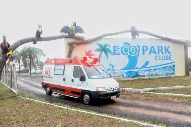 Crian&ccedil;a de 3 anos se afoga em piscina de clube e fica desacordada
