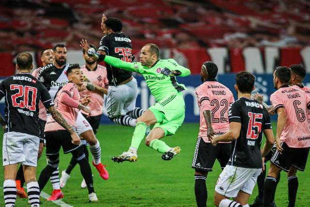 Inter derrota Vasco em casa e &#039;dorme&#039; na lideran&ccedil;a do Brasileir&atilde;o