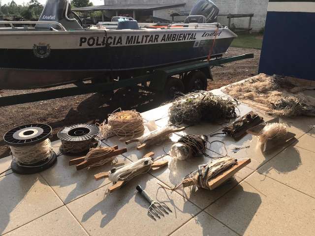 Homem &eacute; multado e tem barco apreendido enquanto pescava com petrechos proibidos 
