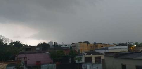 T&aacute; chovendo a&iacute;? Chuva alivia calor&atilde;o em v&aacute;rias cidades do interior