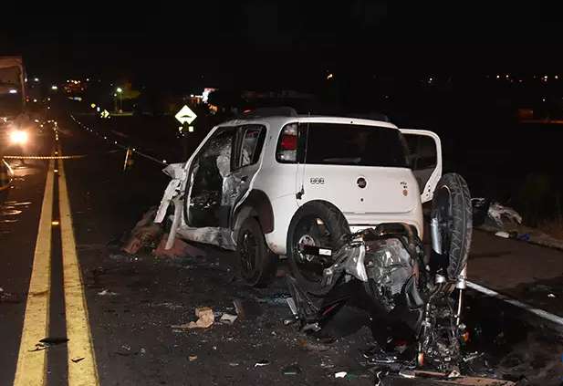 Acidente entre carreta, carro e moto deixa 4 feridos na BR-163