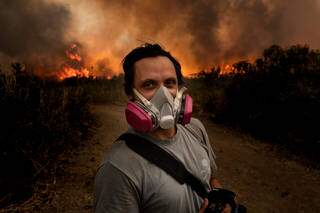 Muito perto das chamas, Gustavo Basso retratou incêndio que destruiu vegetação e matou animais. 