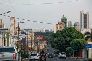Amanhecer com céu claro visto da Avenida Rui Barbosa, em Campo Grande (Foto: Henrique Kawaminami)