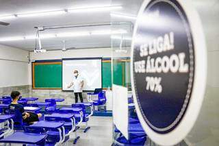 Em escola particular, professor dá aula em sala quase vazia. (Foto: Henrique Kawaminami)