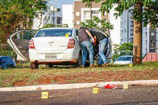 Garrafa de vodca com liquído pela metada foi encontrada em carro de advogado (Foto: Henrique Kawaminami) 