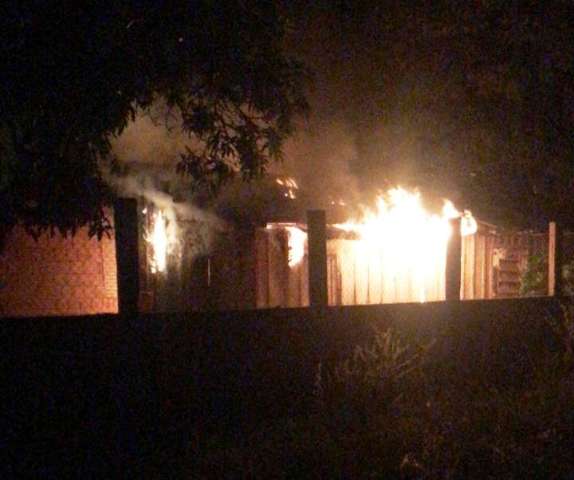 Homem de 45 anos morre em inc&ecirc;ndio que destruiu casa de madeira