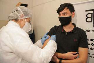 Enfermeiro, Everton tomou a vacina depois de passar por coleta de sangue e o exame swab. (Foto: Marcos Maluf)