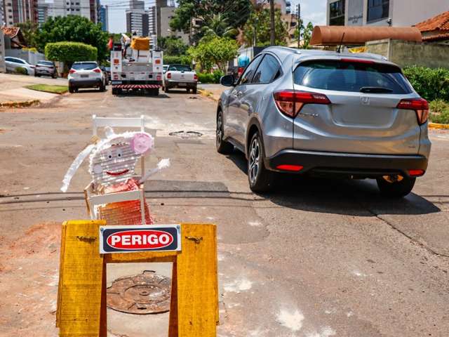 Peppa Pig alerta motoristas sobre buraco na Rua da Paz