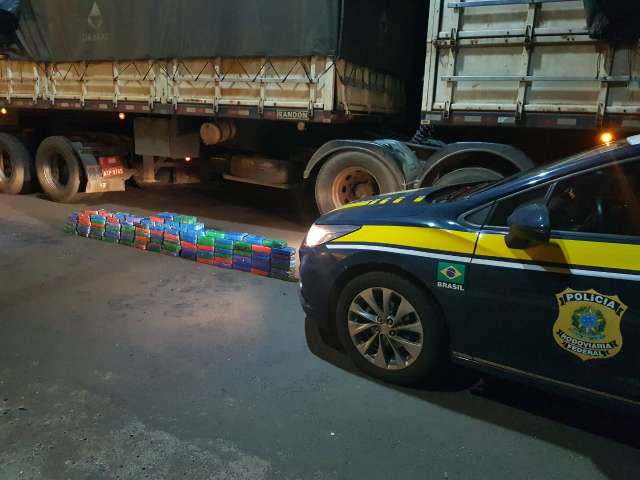 Coca&iacute;na avaliada em R$ 2,3 milh&otilde;es &eacute; encontrada em fundo falso de carreta 