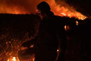 Perfil na escuridão cortada pelo fogo no Pantanal. (Foto: Gustavo Basso)