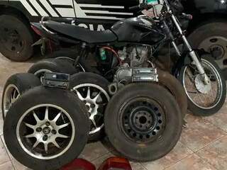 Polícia apreendeu motocicleta CG Titan e cinco rodas com pneus. (Foto: Divulgação/Polícia Civil)