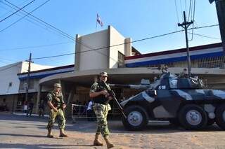 Policiais reforçaram segurança em frente à penitenciária de Asunción (Foto: Última Hora)