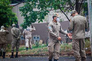 Militares do Corpo de Bombeiros durante ocorrência de ataque de abelhas na Vila Almeida (Foto: Henrique Kawaminami)