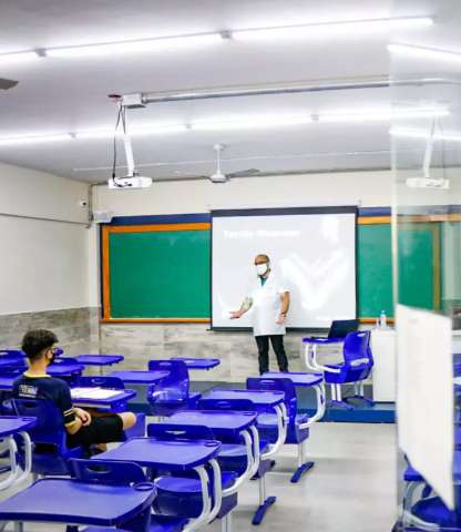 Volta &agrave; rotina no Ensino M&eacute;dio particular tem sala com apenas 2 alunos