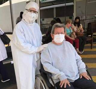 Onevan de Matos quando recebeu alta após tratamento da covid, em Campo Grande (Foto/Reprodução/Facebook)