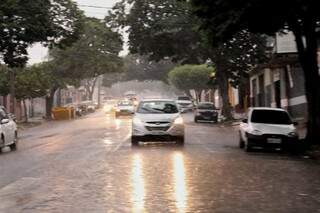 Chuva fraca na região central de Campo Grande, na tarde desta terça-feira (Foto: Paulo Francis)